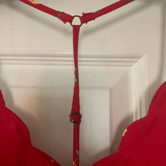 Perfectly feminine red top with adjustable strap - Picture 3 of 4